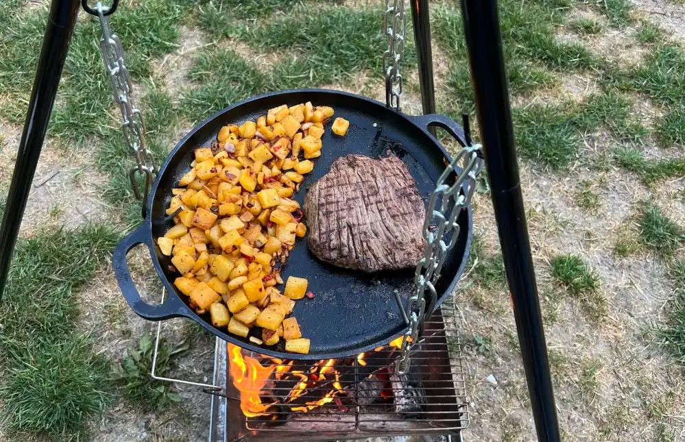 buitenkoken op complete driepoot tijdens kamperen