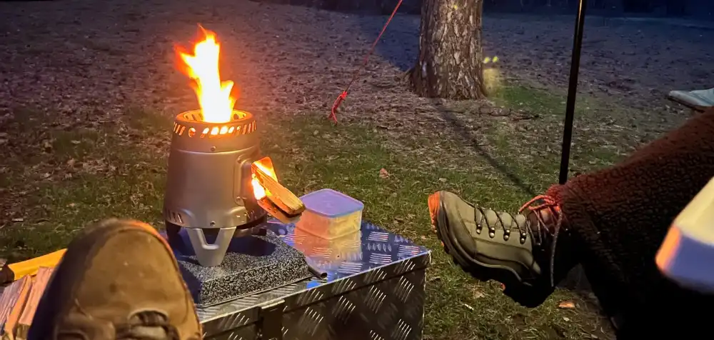 eigen vuurtje op kampeerplaats tijdens winterkamperen bij de boswachter