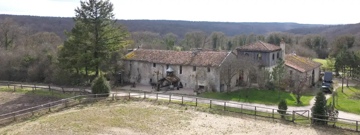 kamperen bij eeuwenoud klooster in Frankrijk