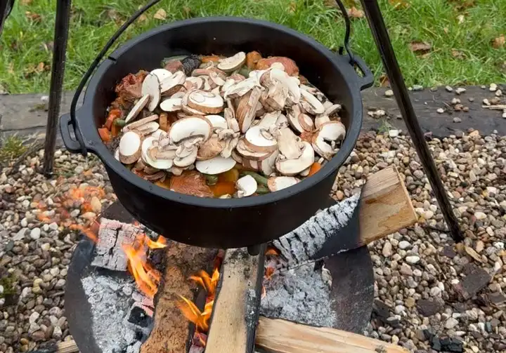 koken in dutch oven tijdens kamperen is fantastisch