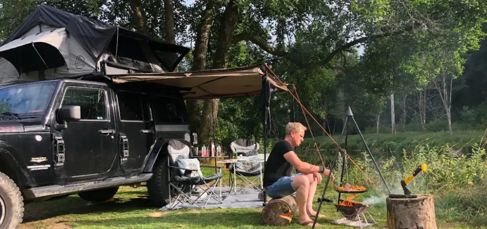 Lekker koken op openvuur op eigen kampeerplek op camping MAKA