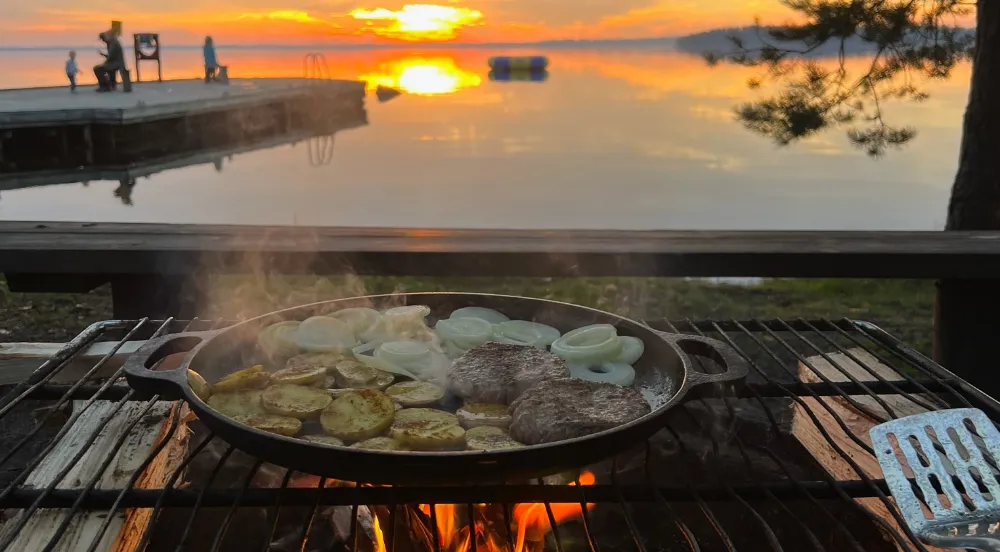 koken op ovenvuur met vuurplaat in zweden op stookplaats