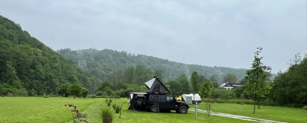 wildkampeerplek op camping Le Prahay aan de semois in de Ardennen