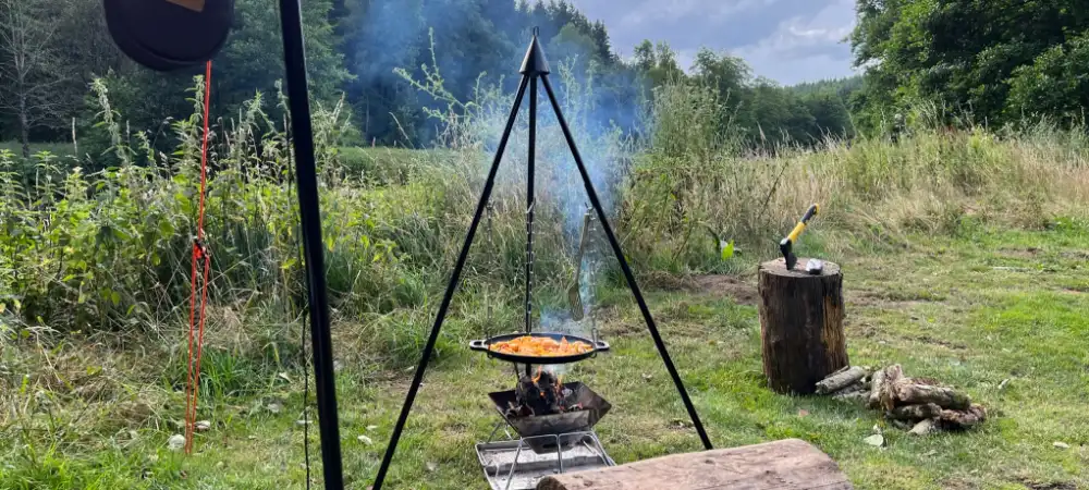 op eigen kampvuur koken tijdens kamperen of roadtrip