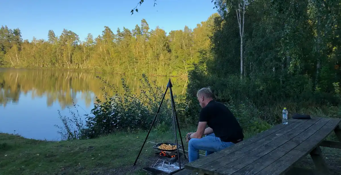 koken op driepoot met vuurplaat op eigen kampvuur