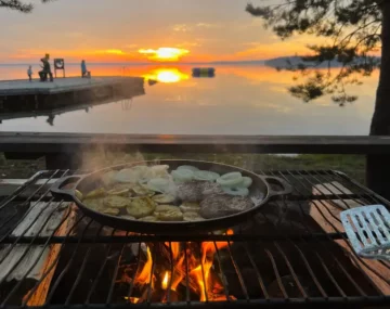 koken op kampvuur tijdens roadtrip in Zweden