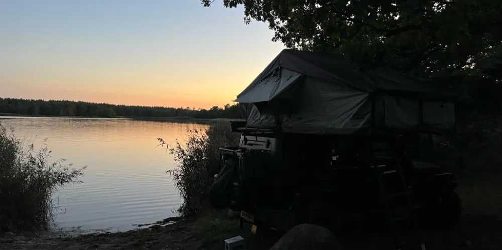 wildkamperen met jeep wrangler in zuid zweden 