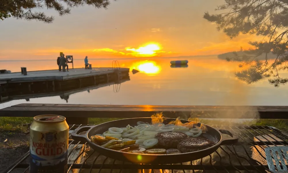 zonsondergang aan zweeds meer tijdens kamperen